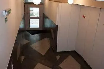 三一公寓酒店 *